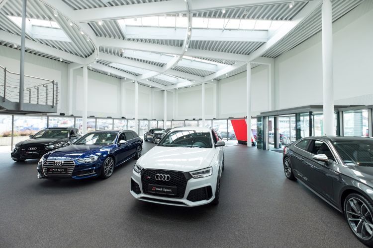 Der Showroom bietet 300 Quadratmeter Platz. (Anna Lena Straßer)