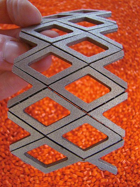 Das Gliederarmband mit integrierten Ösen wird in einem Arbeitsschritt hergestellt. Bild: Eichenberger Casting (Archiv: Vogel Business Media)