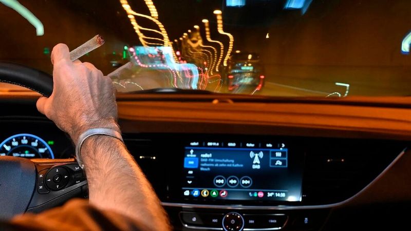 Eine nicht repräsentative Untersuchung legt den Verdacht nahe: Cannabis-Konsum macht Autofahrer trotz erkannter Beeinträchtigung nicht automatisch vorsichtiger.(Bild:  Dekra)