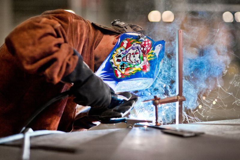 Ungewöhnlich. Schweißarbeiten im Rechenzentrum. Eigentlich wird da doch nur geschraubt, eingeschoben und zusammengesteckt. (Foto: Google)