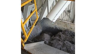 Bild 1: Die Anlage zerkleinert die verunreinigten Stahlspäne und zentrifugiert sie, bevor sie anschließend einem Spänecontainer zugeführt werden. (Bild: Erdwich)