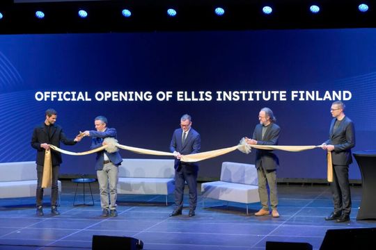 Die offizielle Eröffnung des Ellis-Instituts Finnland (v.l.); Peter Sarlin, Co-Founder und CEO von Silo AI, das nun zu AMD gehört, Serge Belongie, President der Ellis Society, Universität Kopenhagen, Premierminisister Antti Petteri Orpo, Bernhard Schöllkopf, Professor an der ETH Zürich, und Samuel Kaski, Gründungs-Director des Ellis Institute Finland und Professor an der Aalto Universität. (Bild:  AI Summit Finland/ Vesa-Matti Väärä)