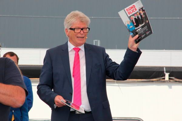 Wichtige, eigene Unternehmenszeitschriften wie diese, die auf den im Jahr 2016 stattgefunden Besuch des US-Präsidenten Barack Obama auf dem Messstand von Rittal in Hannover hinweisen, dürfen natürlich nicht fehlen... (Reinhold Schäfer)