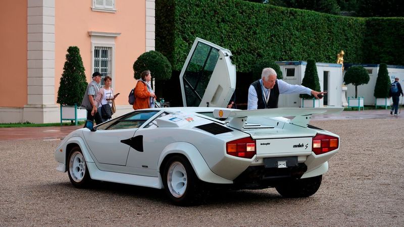 Einen Lamborghini Countach rückwärts einzuparken, fällt nicht leicht. Als Einweiser fungiert hier Johannes Hübner, Veranstalter der Classic-Gala Schwetzingen. 60 Jahre Lamborghini war eines der Themen der diesjährigen Veranstaltung. (Bild: Peter Diehl)