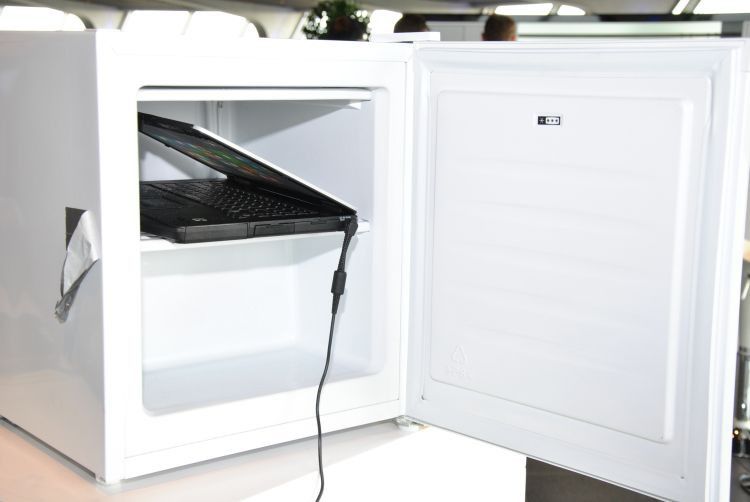 Laptop im Eisschrank: Statt wie bei früheren Präsentationen den Rechner aufmerksamkeitswirksam auf den Boden fallen zu lassen, entschieden sich die Panasonic-Techniker dieses Mal für eine andere Methode, die die Robustheit ihrer Produkte demonstrieren soll. (Foto: Dominsky)