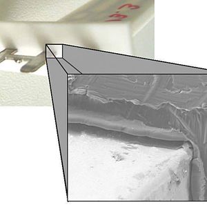 Bild 1: Aufgrund fehlender Affinität zwischen Metall und Kunststoff führt nicht jedes Umspritzen zu einem mediendichten Verbund. Die Folge ist eine Spaltbildung.