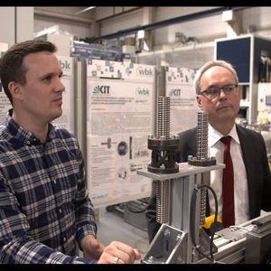 Am KIT forschen Prof. Dr. Jürgen Fleischer und sein Mitarbeiter Tobias Schlagenhauf unter anderem in den Bereichen predictive maintenance und machine learning. Bei der EMO Hannover werden sie eine kostengünstige Lösung vorstellen, die Verschleißprozesse planbar macht.