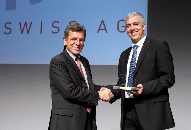 Der Jury-Vorsitzende Prof. Dr. Uwe W. Schulz (Hochschule Luzern) überreicht den «Swiss Lean Award 2012» an Dr. Oliver Vietze, CEO der Baumer Group (rechts). (Bild: Baumer)