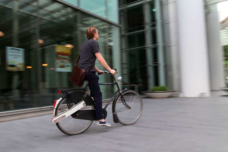 Felix Römer, Doktorand bei Tumcreate in Singapur, hat einen flexiblen Elektromotor entwickelt, der an jedes Rad angebracht werden kann. (TU München)