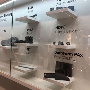 Unterschieldiche Materialien lassen sich mit der HSS-Technologie additiv fertigen. Mit dem VX1000 HSS zeigte Voxeljet einen Polymer-3D-Drucker mit einem Bauraum von 1000 x 540 x 180 mm (für den Werkstoff Polyamid 12/Nylon). Damit verfügt die Anlage über ein deutlich größeres Bauvolumen als vergleichbare LPBF-Anlagen. (Bild:  VCG/Juliana Pfeiffer)