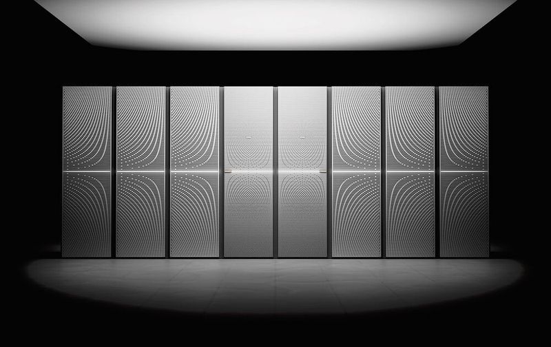 IonQ hat den ersten europäischen Quantencomputer in Betrieb genommen: Das Forte-System von IonQ lässt sich auf bis zu 36 algorithmische Qubits (#AQ) skalieren und kann über 34 Milliarden Möglichkeiten gleichzeitig verarbeiten.  (Bild: IonQ)