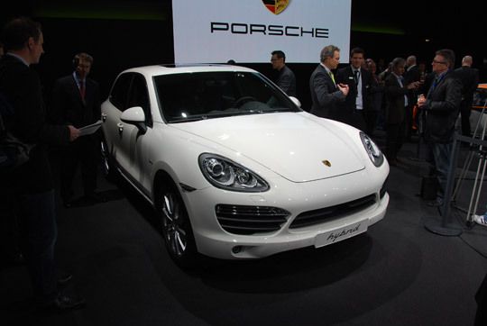 Premiere bei Porsche: Der neue Cayenne ist auch mit Hybrid-Antrieb erhältlich. Bis zu einer Geschwindigkeit von 60 km/h kann rein elektrisch gefahren werden. (Archiv: Vogel Business Media)