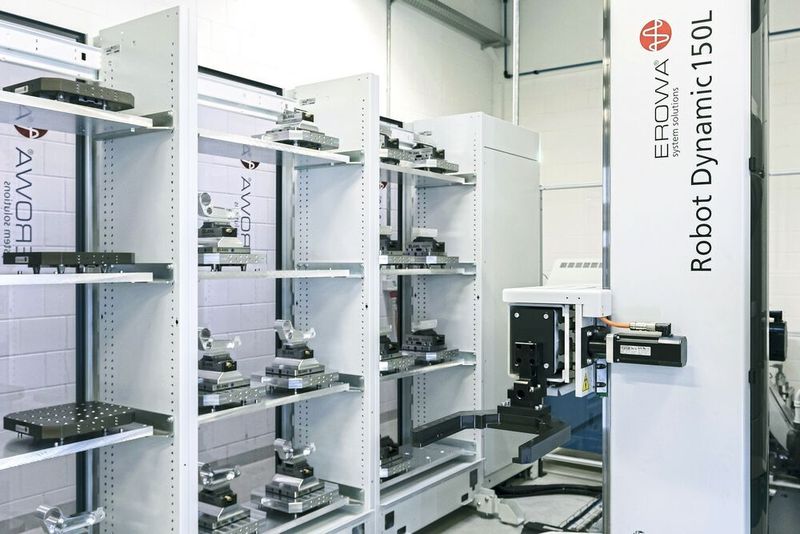 Die Werkstückmagazine lassen sich bei Bedarf jederzeit mit verschiedenen Palettengrössen belegen. Die drei Magazine sind aktuell für 30 UPC-Paletten konfiguriert. (Helfenstein Mechanik AG)