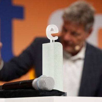 Wer für 2026 die Trophäe des Elektrifying Ideas Award des ZVEI mit nach Hause nehmen darf, entscheidet sich am 20. Mai in Berlin. Fest stehen bis jetzt schon die drei Nominierten ... (Bild: ZVEI / Mark Bollhorst)