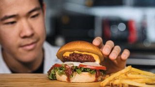 Die am Fraunhofer IVV entwickelten veganen Fleischalternativen kombinieren unterschiedliche Proteinquellen wie Erbsen und Pilze. Das Resultat sind besonders saftige Burgerpatties mit verbessertem Nährwertprofil.  (Bild: Fraunhofer IVV)