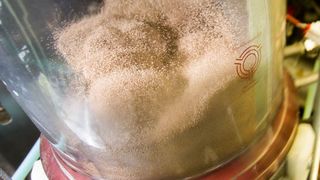 Versuche mit der Wirbelschichtanlage an der TU Wien (Bild: TU Wien)