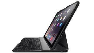 Die QODE-Ultimate-Tastatur für das iPad Air 2 (F5L178de) kostet 129,99 Euro (UVP) und bietet unter anderem drei Betrachtungswinkel mit Dual-Neodymium-Magneten für besondere Stabilität, Smart-Sensor-Technologie für automatische Ein-/Ausschaltung und bis zu sechs Monate Akkulaufzeit bei normaler Verwendung. (Bild: Belkin)