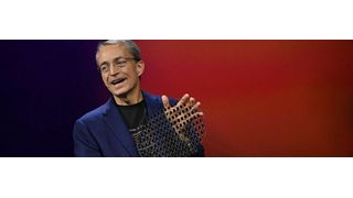 Intel lässt sich ins Glas schauen: Chef Pat Gelsinger präsentiert Chips, die auf Glas-Substraten sitzen.  (Bild: Intel)