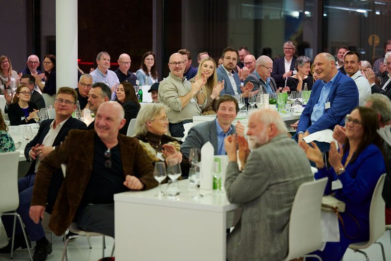 Impressionen vom ELEKTRONIKPRAXIS Frühlingsfest 2023 im Ketterer Kunst mit der Verabschiedung von Johann Wiesböck.  (Bild: © EYE AM CHRIS)