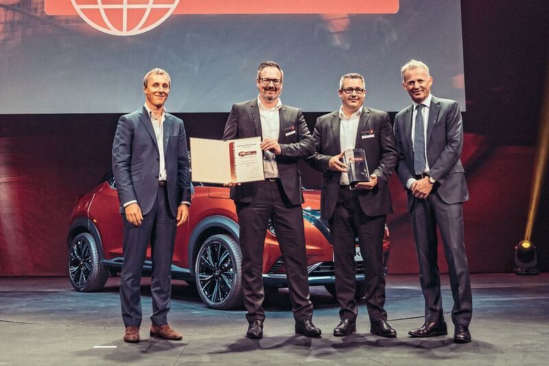 Award-Gewinner Autohaus Möller: (v. li.) Guillaume Pelletreau (NCE), Matthias Möller und Christian Möller (Autohaus Möller) und Roel de Vries (Nissan Global). (Nissan)