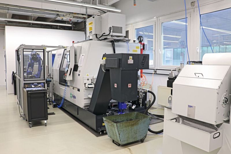 Auf dem roboterautomatisierten Drehzentrum Biglia B 620YS lassen sich selbst komplexe Uhrgehäuse mit allen Bohrungen, Taschen und Einstichen komplett herstellen. (Bild: teamtec)