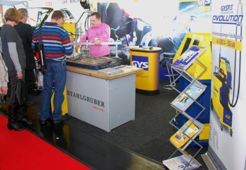 GYS präsentierte seine Batterielade- und Schweißgeräte sowie Ausbeulsysteme. (Archiv: Vogel Business Media)