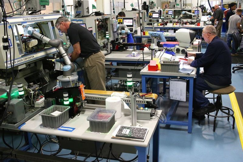 Mithilfe des Roboters konnte die Produktqualität erhöht werden: Da das Unternehmen die manuelle Fertigung vollkommen eingestellt hat, sind auf dem Tisch des technischen Leiters Dick Guilbert, der die Qualitätskontrollen durchführt, nur noch wenige Teile in der Ausschussbox gelandet. (Bild: Universal Robots)