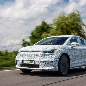 Das Fahren selbst bleibt eine geschmeidige Angelegenheit und zeigt einmal mehr, wie wunderbar ein elektrischer Antrieb mit einem Auto harmoniert.(Bild: Skoda)