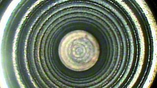 Bild 1: Hohlräume wie dieses Innengewinde sind schwer zugänglich; für solche Aufgaben eignen sich technische Endoskope, zu deren Basiskomponenten Lichtleiter und -quelle zählen.  Bild: Eltrotec (Archiv: Vogel Business Media)