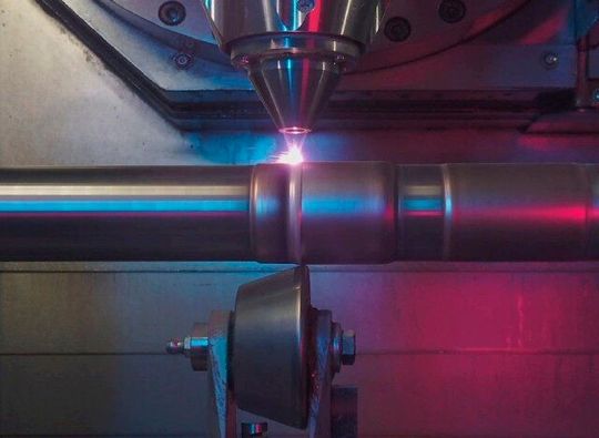 Bis 21.11. zeigen diverse Fraunhofer-Institute ihre Expertise im Bereich additive Fertigung auf der Formnext. Mit dabei ist etwa das ILT, dass das Hochgeschwindigkeits-Laserauftragschweißen (EHLA) und das Rollieren kombiniert hat. Und es gibt noch mehr zu wissen ...(Bild:  Fraunhofer ILT)