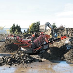 Weit ausladende Produkt- und Überkornbänder sorgen für große Haldenkapazitäten an der leistungsfähigen Grobstücksiebanlage.