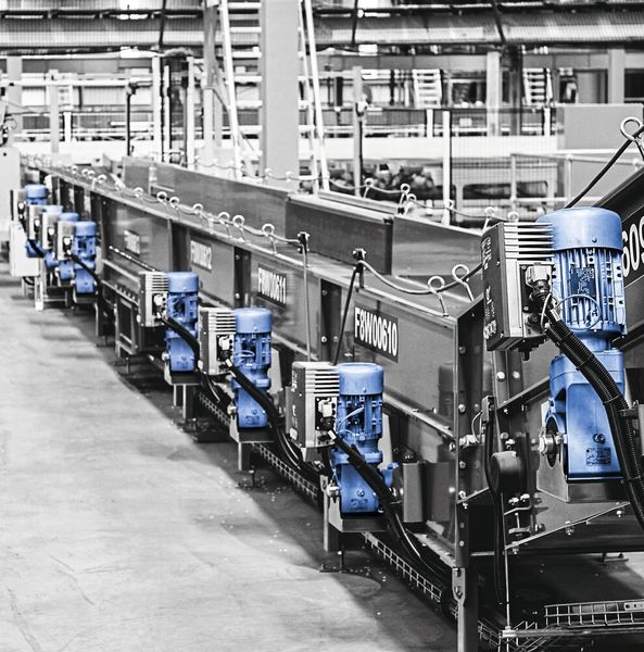 Insbesondere in großen Intralogistikprojekten können durch eine ausgewogene Kombination aus Variantenreduzierung und Energieeffizienz reduzierte Gesamtbetriebskosten (TCO) erreicht werden. (Bild: Nord Drivesystems)