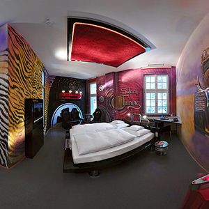 Viel Chrom und Airbrush-Lackierungen an den Wänden bietet das Tuning-Zimmer, in dem glänzende Felgen als Nachttische fungieren.(Foto:  V8 Hotel/Frank Hoppe)
