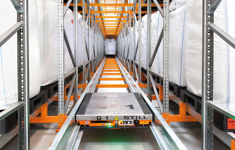 Nach dem Transportauftrag holt ein Shuttle die richtige Palette zur Versorgung der Produktion. (Bild: Still)