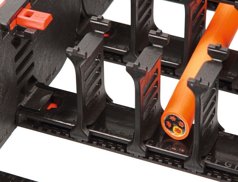 Die Innenaufteilungskomponenten der MP 420 Evochain sind mit sehr glatten Oberflächen und abgerundeten Kanten optimiert worden. Dadurch soll die Lebensdauer von Leitungen und Schläuchen erhöht werden. (Murrplastik)