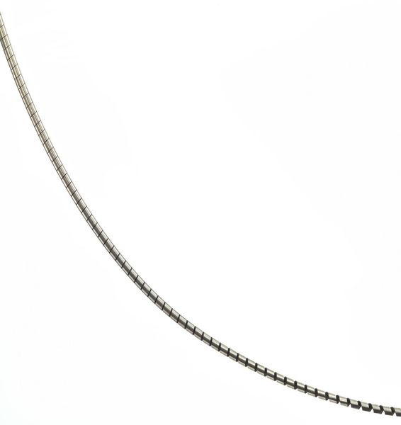 Hypotubes sind Führungsdrähte, mit denen Ärzte Stents an die richtige Stelle schieben. Ihre Flexibilität erhalten die Edelstahlrohre von oftmals weniger als 0,3 mm Durchmesser, indem sie spiralförmig geschnitten werden. (Bild: Swisstec)