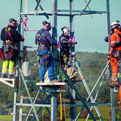 Cteam hat sich auf den Engineering- und Bau von Masten spezialisiert – während die Monteure vor Ort luftige Höhen erklimmen, fließen die Konstruktionsdaten im Hintergrund reibungslos über die Cloud. (Bild: Cteam)