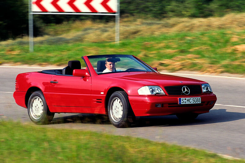 Wie echte Oldtimer wirken die eleganten Sportwagen trotz frischer H-Kennzeichen-Berechtigung bis heute nicht, hier nach der ersten großen Modellpflege ab 1995. (Daimler)
