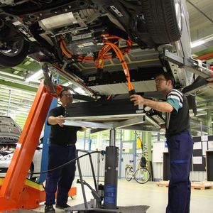 Einbau der Lithium-Ionen-Akkus im Mercedes-Benz-Werk Rastatt. Bild: Daimler AG