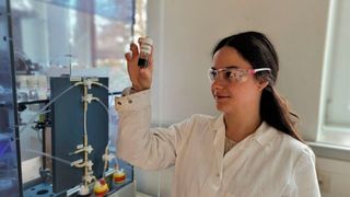 Forschende des Karlsruher Instituts für Technologie (KIT), der EnBW, des Fraunhofer ICT und der Hydrosion GmbH haben ein Lithium-Ionen-Sieb hergestellt und im Labor getestet. Dieses Adsorptionsmittel basiert auf einem Lithium-Mangan-Oxid mit einer speziellen Kristallstruktur.  (Bild: Dr. Monika Bäuerle - IAM-ESS/KIT)