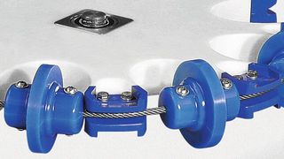 Jede austauschbare Spitze besteht aus zwei Hälften, die auf jede Speiche geschraubt werden, ohne dass das Antriebsrad entfernt werden muss. (Bild: Flexicon)