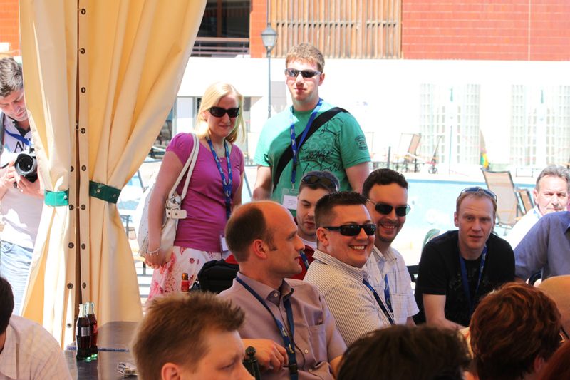 Begrüßung auf der Terasse des Hotels: im Hintergrund Thomas Sachs mit Frau; vorn: Klaus Vorderbrüggen, Jörg Hettkamp, Heiko Hahn, Martin Peesel, Björn Martensen und Franz Ningelgen  (Archiv: Vogel Business Media)