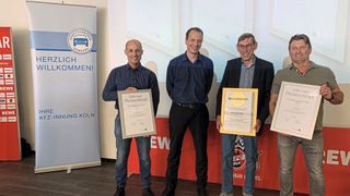 Ehrung langjähriger Mitglieder: (v. l.) Ralf Abshoff, Stefan Bäckmann, Winfried Schnüge und Boris Kanis. (Bild: Pfaff/»kfz-betrieb«)