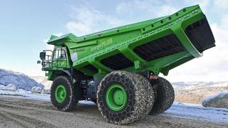 Au freinage, l'eDumper chargé de 123 tonnes gagne de l‘énergie au lieu de la libérer dans l'environnement sous forme de chaleur par l‘intermédiaire des disques de frein. (eDUMPER)