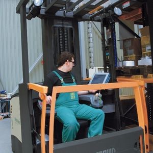 Auf seinem Movecontrol-Sitz hat der Staplerfahrer bequem und jederzeit alle Kontrollinstrumente und Displays im Blick sowie alle Bedienelemente und Kommissionierwaren im Regal im Griff.