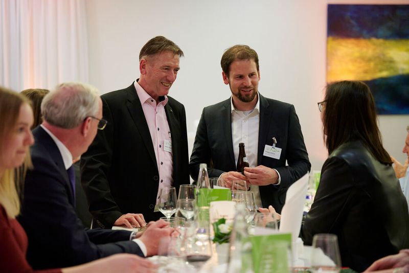 Impressionen vom ELEKTRONIKPRAXIS Frühlingsfest 2023 im Ketterer Kunst mit der Verabschiedung von Johann Wiesböck.  (Bild: © EYE AM CHRIS)