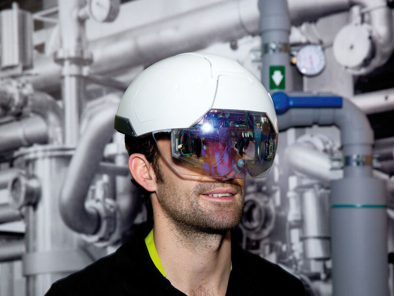 Bild 2: Der Daqri Smart Helmet, erstmals auf der CES 2016 präsentiert, ist ein Beispiel für Smart Glasses (Datenbrillen) in der industriellen Fertigung. (DAQRI)