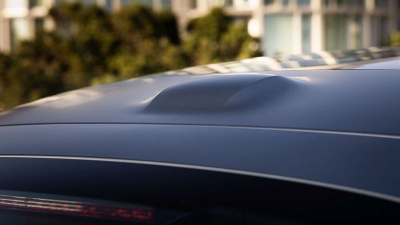 Die Kameras befinden sich am oberen Rand der Windschutzscheibe. Hier oben beim Dach wären Lidar und Radar sicherer untergebracht und könnten weiter schauen, doch Mercedes-Benz wollte die Dachlinie nicht verändern. Lediglich am Heck erkennt man einen leichten Huckel im Dach, unter dem sich eine Antenne befindet. (Bild: @Mercedes-Benz AG)