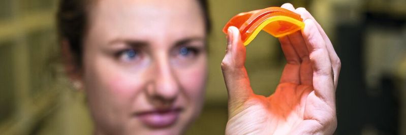 Doktorandin Svenja Pohl mit einem farbigen Solarkonzentrator. Doktorandin Svenja Pohl mit einem farbigen Solarkonzentrator.