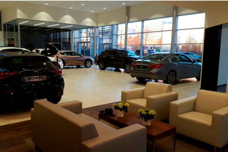 Fließende Übergänge: An den Showroom grenzt die Lounge-Ecke. (Foto: Möhler Gruppe)